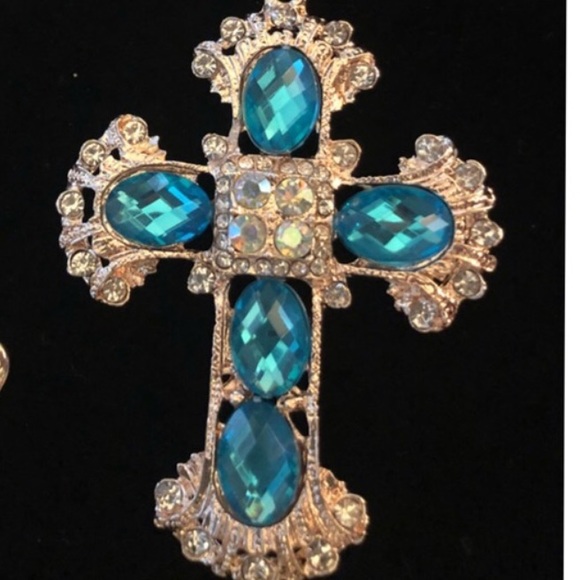 Beautiful Cross Necklace - Picture 3 of 3